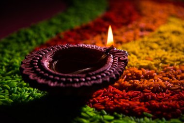 güzel diwali diya veya yağ lambası, seçici odak