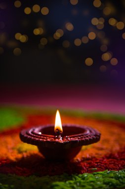 güzel diwali diya veya yağ lambası, seçici odak