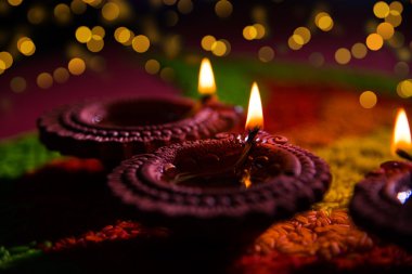 güzel diwali diya veya yağ lambası, seçici odak