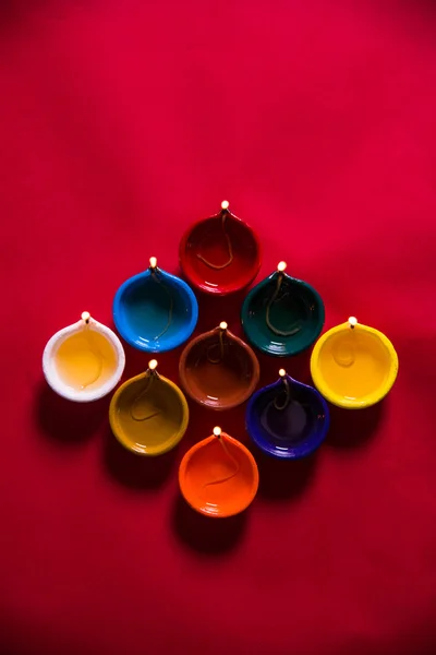 Colorido diwali diya em fundo colorido — Fotografia de Stock