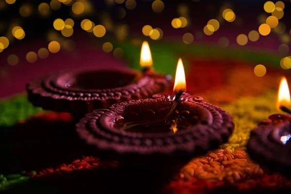 Krásné diwali diya nebo olejové lampy, selektivní fokus — Stock fotografie