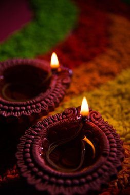 güzel diwali diya veya yağ lambası, seçici odak