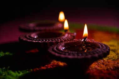 güzel diwali diya veya yağ lambası, seçici odak