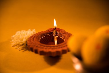 güzel diwali aydınlatma veya diya, seçici odak