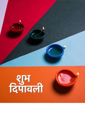 mutlu bayramlar veya mutlu deepavali tebrik kartı diya veya yağ lambası bir fotoğrafını kullanılarak yapılan