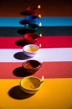 renkli kağıt arka plan üzerinde renkli diwali diya