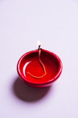 renkli kağıt arka plan üzerinde renkli diwali diya