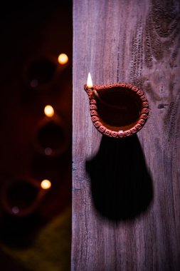 güzel diwali diya yangın kraker ve tatlı pera, seçici odak ile