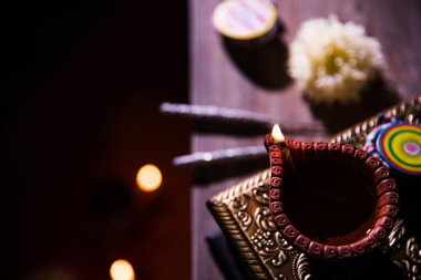 güzel diwali diya yangın kraker ve tatlı pera, seçici odak ile