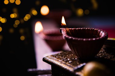 güzel diwali diya yangın kraker ve tatlı pera, seçici odak ile