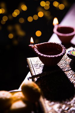 güzel diwali diya yangın kraker ve tatlı pera, seçici odak ile