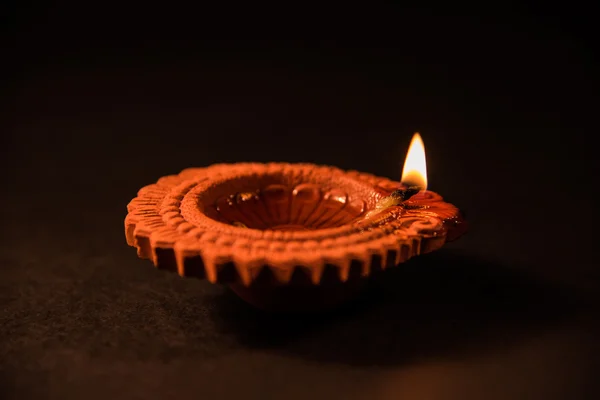 Schöne Diwali-Beleuchtung oder Diya, selektiver Fokus — Stockfoto
