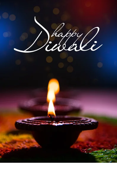 Diwali heureux ou carte de voeux deepavali heureux réalisés à l'aide d'une photographie de diya ou lampe à huile — Photo