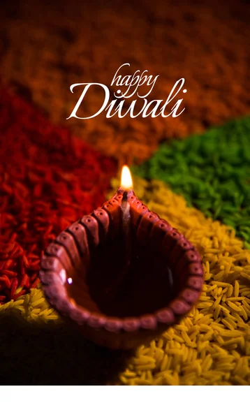 Diwali heureux ou carte de voeux deepavali heureux réalisés à l'aide d'une photographie de diya ou lampe à huile — Photo