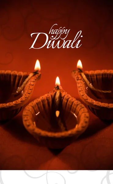 Diwali heureux ou carte de voeux deepavali heureux réalisés à l'aide d'une photographie de diya ou lampe à huile — Photo