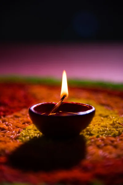 Hermosa diwali diya o lámpara de aceite, enfoque selectivo — Foto de Stock