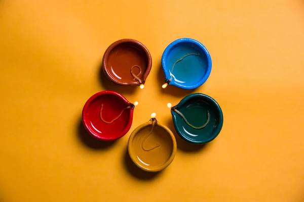 Kleurrijke diwali diya op kleurrijke papier achtergrond — Stockfoto