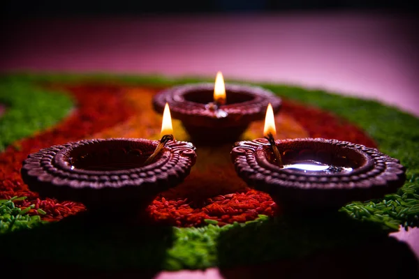 Güzel diwali diya veya yağ lambası renkli pirinç tahıl, seçici odak kullanılarak yapılan rangoli yerleştirilen — Stok fotoğraf