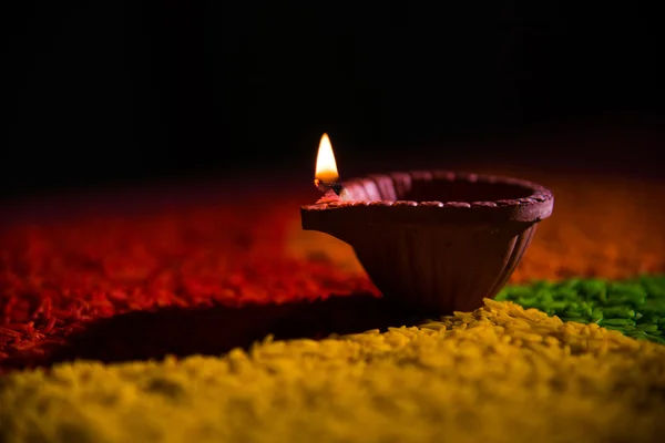 Vacker diwali diya eller olja lampa placeras över rangoli görs med hjälp av färgglada riskorn, selektivt fokus — Stockfoto