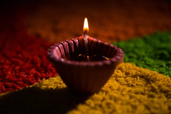 Vacker diwali diya eller olja lampa placeras över rangoli görs med hjälp av färgglada riskorn, selektivt fokus — Stockfoto