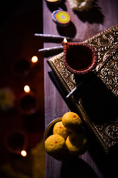 Belo diwali diya com biscoitos de fogo e pera doce, foco seletivo — Fotografia de Stock