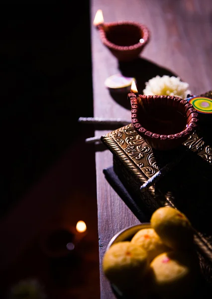 Frumos diwali diya cu biscuiți de foc și pera dulce, focalizare selectivă — Fotografie, imagine de stoc