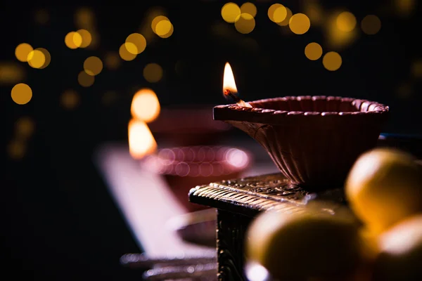 Hermoso diwali diya con galletas de fuego y pera dulce, enfoque selectivo — Foto de Stock