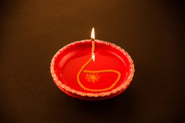 Tek Clay diya lamba diwali Festivali sırasında yaktı. mutlu bayramlar tebrik kartı tasarımı, Hint Hindu Festival ışıkların Diwali denilen