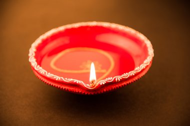 Tek Clay diya lamba diwali Festivali sırasında yaktı. mutlu bayramlar tebrik kartı tasarımı, Hint Hindu Festival ışıkların Diwali denilen