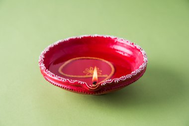 Tek Clay diya lamba diwali Festivali sırasında yaktı. mutlu bayramlar tebrik kartı tasarımı, Hint Hindu Festival ışıkların Diwali denilen