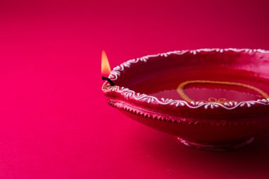 Tek Clay diya lamba diwali Festivali sırasında yaktı. mutlu bayramlar tebrik kartı tasarımı, Hint Hindu Festival ışıkların Diwali denilen