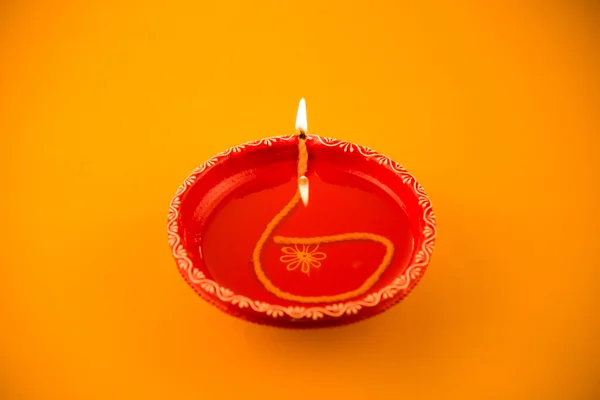 Lámpara diya de arcilla única encendida durante el festival diwali. feliz diseño de tarjetas de felicitaciones diwali, Festival hindú indio de luces llamado Diwali — Foto de Stock