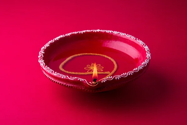 Single Clay diya lamp lit during diwali festival. happy diwali Greetings Card Design, Indian Hindu Festival of lights called Diwali — Stock Photo, Image