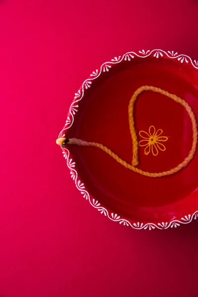 Ενιαία αργίλου/του diya λάμπα αναμμένη κατά τη διάρκεια του Φεστιβάλ diwali. ευτυχισμένο diwali σχεδιασμού κάρτα χαιρετισμούς, ινδική γιορτή των Ινδουιστών φώτα που ονομάζεται Diwali — Φωτογραφία Αρχείου
