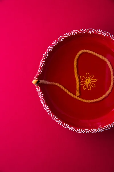 Single Clay diya lamp lit during diwali festival. happy diwali Greetings Card Design, Indian Hindu Festival of lights called Diwali — Stock Photo, Image