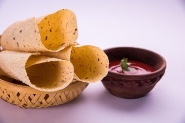 Rosted papad veya rulo papad, Hint geleneksel başlamış yemek veya garnitür ile domates ketçap ya da sause servis