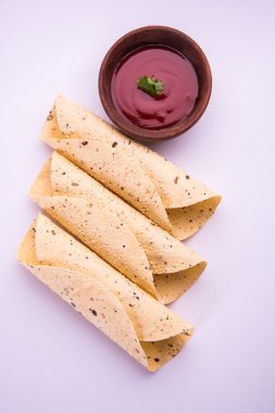 Rosted papad veya rulo papad, Hint geleneksel başlamış yemek veya garnitür ile domates ketçap ya da sause servis