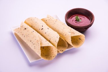 Rosted papad veya rulo papad, Hint geleneksel başlamış yemek veya garnitür ile domates ketçap ya da sause servis
