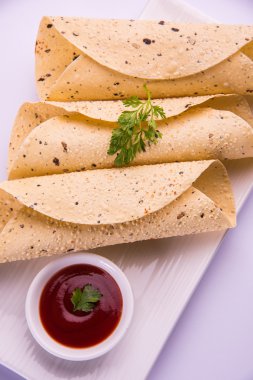 Rosted papad veya rulo papad, Hint geleneksel başlamış yemek veya garnitür ile domates ketçap ya da sause servis