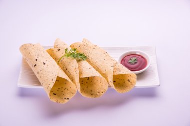 Rosted papad veya rulo papad, Hint geleneksel başlamış yemek veya garnitür ile domates ketçap ya da sause servis