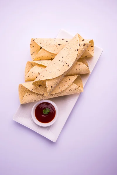 Papad assado ou papad rolo, indiana comida tradicional ou prato servido com ketchup de tomate ou sause — Fotografia de Stock