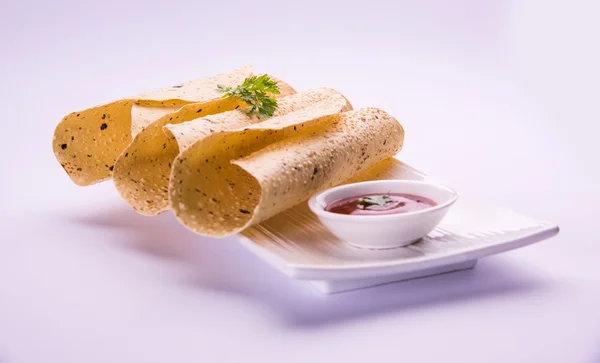Жареный папад или ролл-папад, индийская традиционная начатая еда или гарнир подается с томатным кетчупом или паузой — стоковое фото