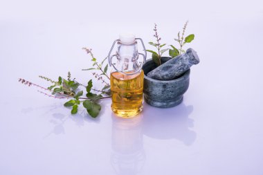 Mehmet yağı veya kutsal fesleğen yağı ile harç ve havaneli, Mehmet ya da kutsal fesleğen bitki qeen Ayurveda Hindistan'da eski zamanlardan beri olduğunu