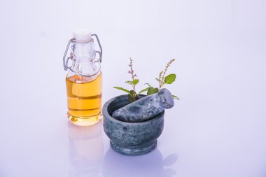 Mehmet yağı veya kutsal fesleğen yağı ile harç ve havaneli, Mehmet ya da kutsal fesleğen bitki qeen Ayurveda Hindistan'da eski zamanlardan beri olduğunu
