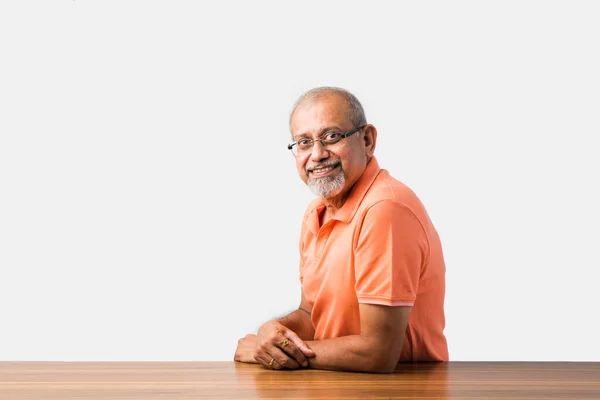 Porträt Eines Indischen Asiatischen Seniors Der Tisch Sitzt Und Präsentiert — Stockfoto