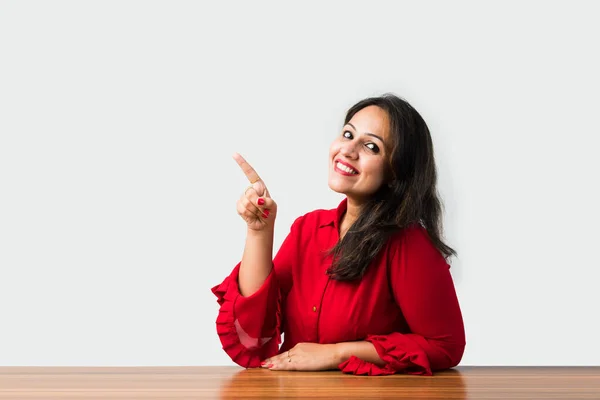 India Asiático Bonita Mujer Pie Mesa Descansando Barbilla Manos —  Fotos de Stock