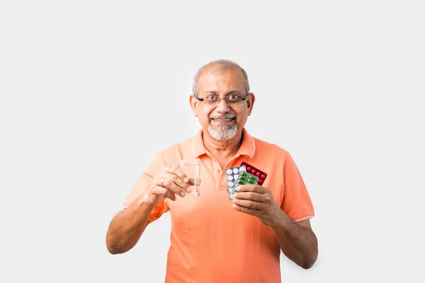 Nyugdíjas Öreg Indiai Ázsiai Férfi Bemutató Gyógyszer Blistep Csomag Tabletta — Stock Fotó