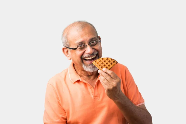 Velho Sênior Indiano Asiático Homem Segurando Comendo Doce Belgas Waffle — Fotografia de Stock