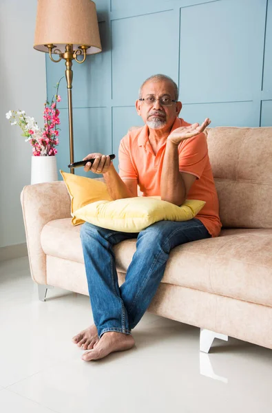 Indien Asiatique Femme Obtenu Ennuyé Regarder Télévision Des Chaînes Surf — Photo