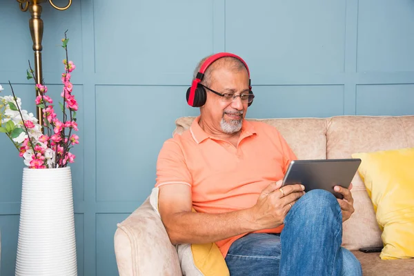 Indian Asian Old Man Using Headphones While Listning Music Watching — Stock Photo, Image